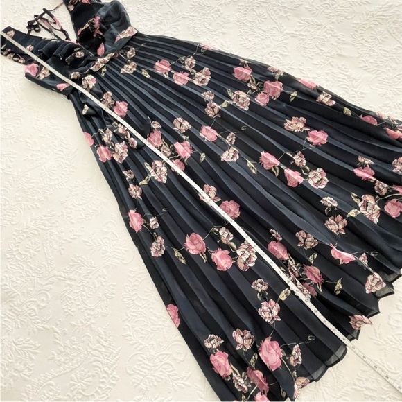 NWOT Lulus Loved By You Navy Blue Floral Pleated Chiffon Maxi Dress XSmall - Picture 8 of 8